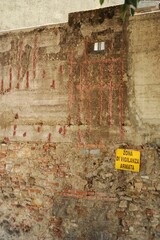 Vecchio danneggiato muro di cemento armato