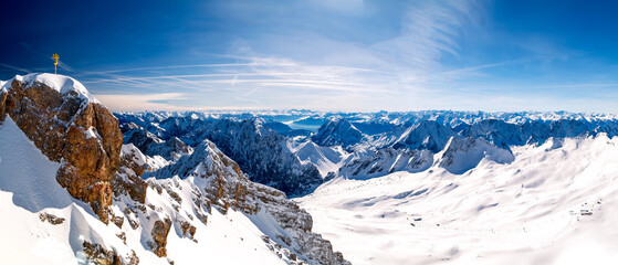 Höchster Berg von Deutschland, Gipfelkreuz der Zugspitze mit Alpen in Bayern