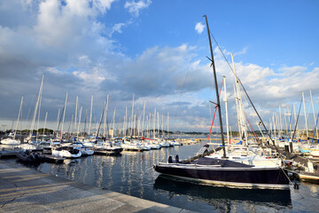 Fototapeta premium 江の島ヨットハーバーに係留するヨット