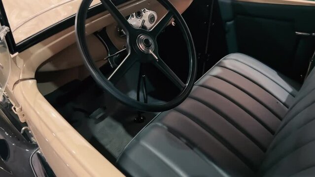 Immersed in 1930s Indulgence: Unveiling a Meticulously Restored Vintage Car's Time-Honored Interior