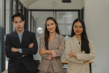picture of businesspeople is looking into the camera in the office, front view of an entrepreneur smiling and posing with confidence, portrait of executive staff