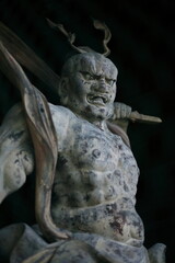 Obraz premium 善通寺誕生院の金剛力士像は、 仁王門が建つ誕生院（西院）は、空海が誕生した佐伯氏の邸宅跡に建てられたとされてきました 