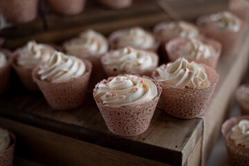 Wedding cake/cupcakes pink and white