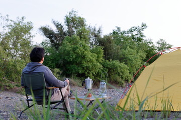キャンプを楽しむ男性