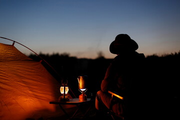 キャンプの夕暮れを楽しむ男性