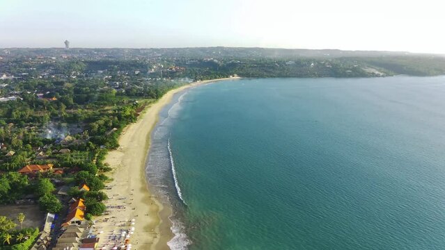 Dari fajar hingga senja, pantai-pantai di Bali menari mengikuti irama simfoni alam.