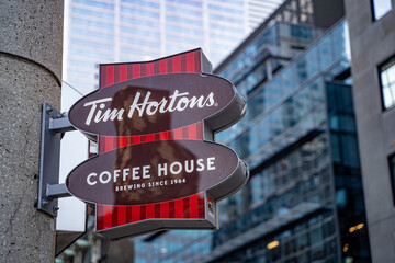 Naklejka premium Tim Hortons logo sign. Tim Hortons Inc. is a multinational coffeehouse and restaurant chain based in Canada. Toronto, Canada - April 29, 2024.
