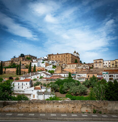 Vista panorámica  del casco histórico de la ciudad española de Cáceres con vistas a los tejados...