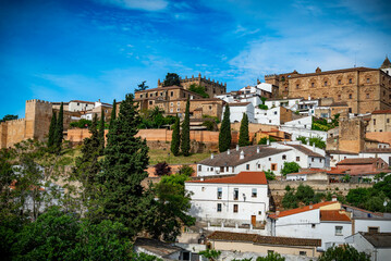 Vista panorámica  del casco histórico de la ciudad española de Cáceres con vistas a los tejados...