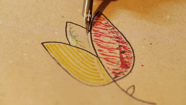 Artista desenhando uma tulipa em papel pardo utilizando nanquim e bico de pena antigo. Tinta dourada em movimento em close up macro de um processo anal&oacute;gico.