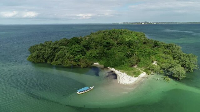 Aerial view of Ilha do Medo (Fear Island), Ba&iacute;a de Todos os Santos - Itaparica, Bahia, Brazil