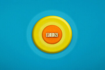FINの英語ブロックが中心にある黄色とオレンジの円形のバッジ