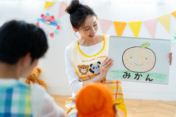 紙芝居をする保育士さん