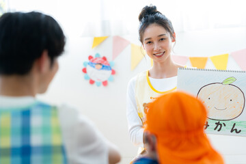 紙芝居をする保育士さん