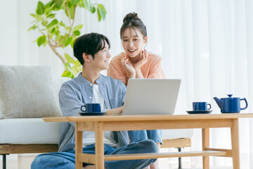 パソコンを見る若いカップル