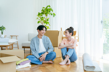引越しの準備をするカップル