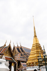 Fototapeta premium golden stupa in front of royal thai palace in bangkok
