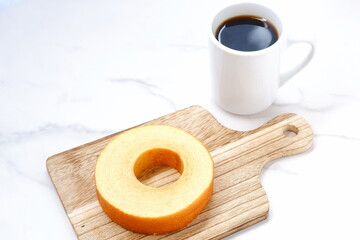 美味しそうなバウムクーヘンと淹れたてのコーヒーでコーヒーブレイク
