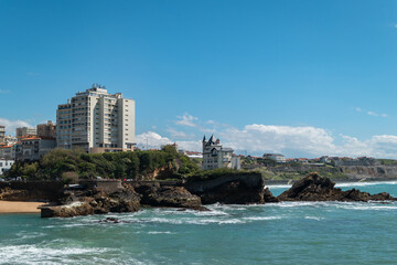 Vista panorâmica sobre parte da cidade de Biarritz com a praia, algumas rochas e parte da cidade ao fundo em França - obrazy, fototapety, plakaty