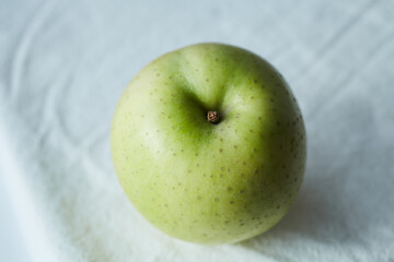 一つの青リンゴ