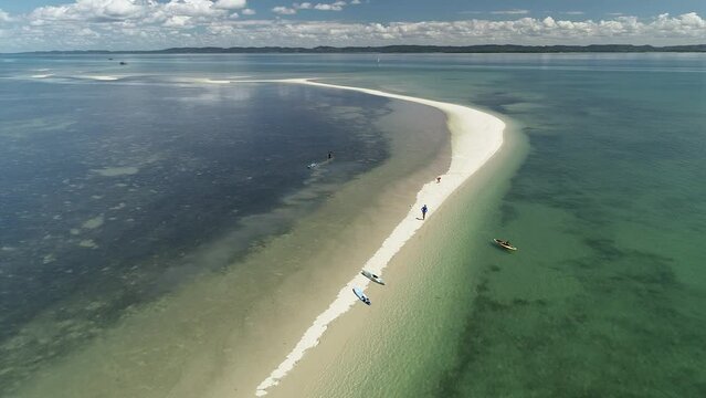 Aerial view of a sand island that emerges during low tide, close to the coast of Itaparica Island, known as Coroa do Limo, a touristic attraction on Ba&iacute;a de Todos os Santos - Itaparica, Bahia, Brazil