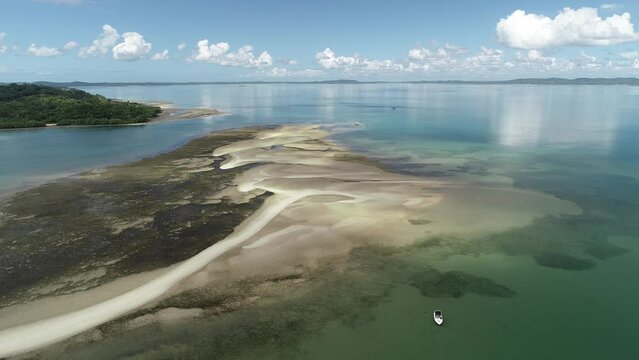 Aerial view of a sand island that emerges during low tide, close to the coast of Itaparica Island, known as Coroa do Limo, a touristic attraction on Ba&iacute;a de Todos os Santos - Itaparica, Bahia, Brazil