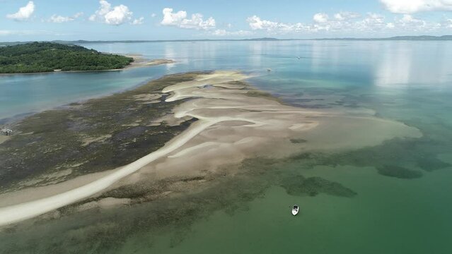 Aerial view of a sand island that emerges during low tide, close to the coast of Itaparica Island, known as Coroa do Limo, a touristic attraction on Ba&iacute;a de Todos os Santos - Itaparica, Bahia, Brazil