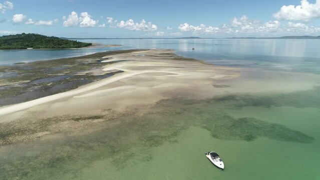 Aerial view of a sand island that emerges during low tide, close to the coast of Itaparica Island, known as Coroa do Limo, a touristic attraction on Ba&iacute;a de Todos os Santos - Itaparica, Bahia, Brazil