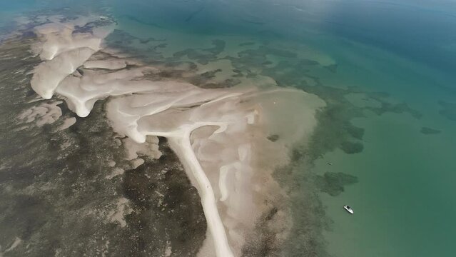 Aerial view of a sand island that emerges during low tide, close to the coast of Itaparica Island, known as Coroa do Limo, a touristic attraction on Ba&iacute;a de Todos os Santos - Itaparica, Bahia, Brazil