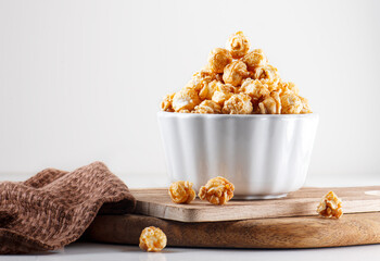 Caramelized popcorn in bowl