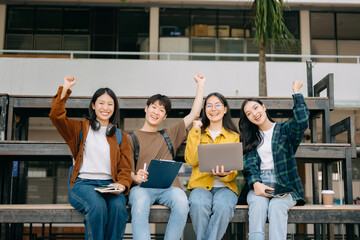 Obraz premium Young Asian People college students and a female student group work at the campus park