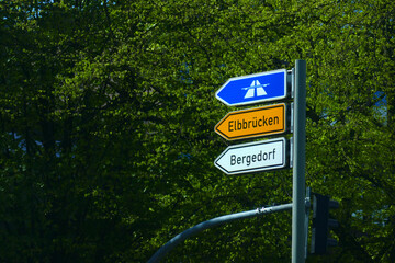 Pfeilwegweiser Richtung Autobahn Elbbr&uuml;cken Bergedorf