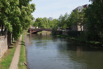 Fototapeta na wymiar Der Fluss ill durch Strassburg und seine Brücken