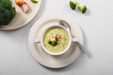 식탁위에 맛있는 브로컬리 스프가 놓여있다.