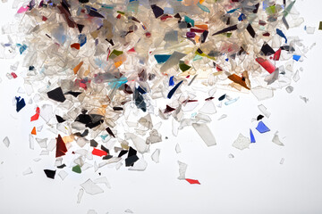 재활용을 위한 다양한 색상의 분쇄된 재활용 플라스틱