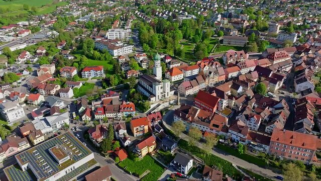 Die Stadt Stockach im Hegau mit der historischen Kernstadt und der Kirche Sankt Oswald