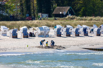 1. Mai, die ersten Sandburgen werden gebaut am Strand von Zingst an der Ostsee.