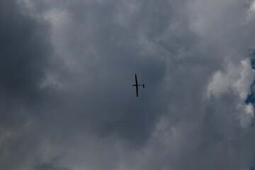 Planeur dans un ciel torturé