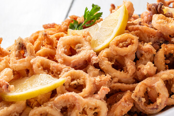 Anelli di calamaro fritti e dorati, cibo mediterraneo