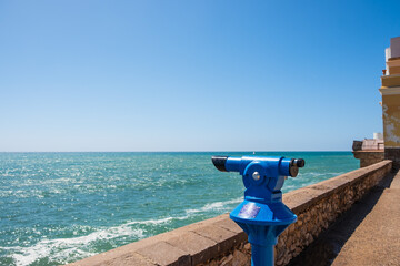 Fernglas an einem Aussichtspunkt auf das Mittelmeer in Sitges, Spanien