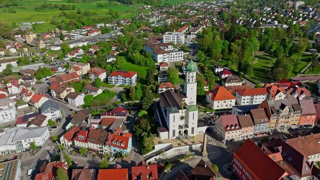 Die Stadt Stockach im Hegau mit der historischen Kernstadt und der Kirche Sankt Oswald