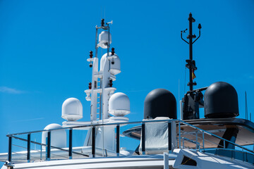 Radaranlage auf einer Yacht im Hafen von Tarragona, Spanien
