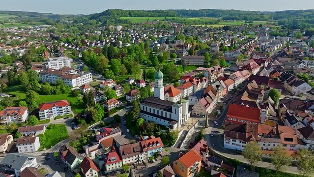 Die Stadt Stockach im Hegau mit der historischen Kernstadt und der Kirche Sankt Oswald