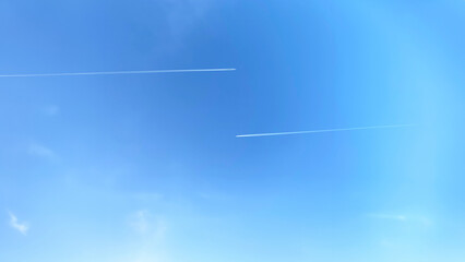 すれ違う2基の飛行機雲