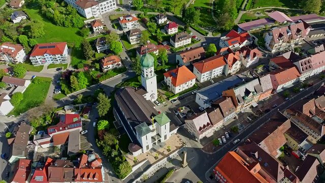 Die Stadt Stockach im Hegau mit der historischen Kernstadt und der Kirche Sankt Oswald