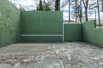 Green pediment wall on a court with floors in poor condition