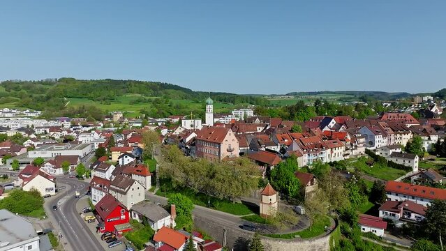 Die Stadt Stockach im Hegau mit der historischen Kernstadt und der Kirche Sankt Oswald