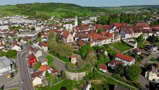 Die Stadt Stockach im Hegau mit der historischen Kernstadt und der Kirche Sankt Oswald