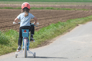 jeune enfant velo roue casque