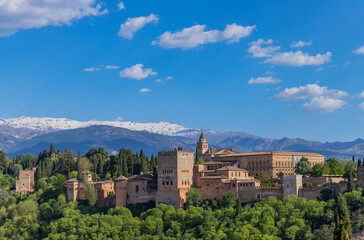 Fototapeta na wymiar Alhambra palace with the snowy Sierra Nevada